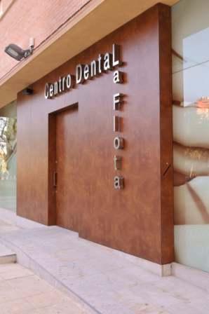 Remodelación de Fachada para Consulta Dental Remodelación de Fachada para Consulta Dental